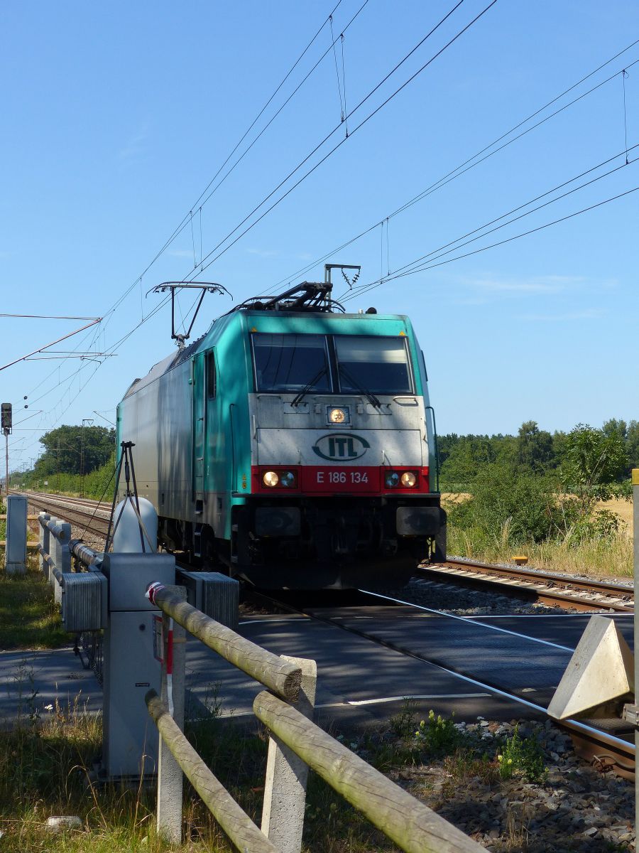 ITL (Import Transport Logistik) Lokomotive 186 134 bei Bahn�bergang Devesstra�e, Salzbergen 23-07-2019.

ITL (Import Transport Logistik) locomotief 186 134 bij de overweg Devesstra�e, Salzbergen 23-07-2019.