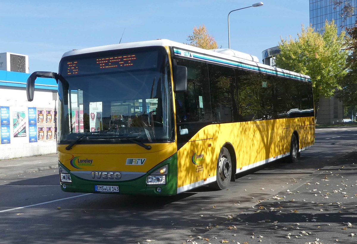 Iveco Crossway von Loreley-Verkehr Roth verl�sst den HBF Wiesbaden im Oktober 2018