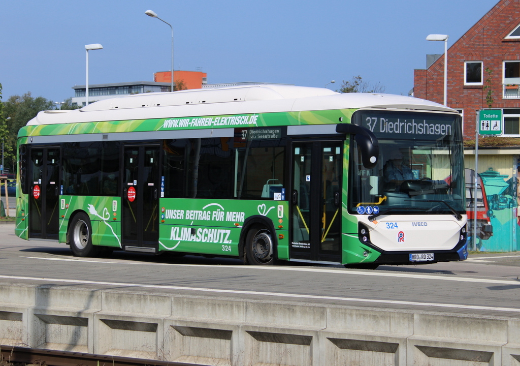 Iveco E-Way 12 m Niederflur von der Rostocker Stra�enbahn AG als Linie 37 von Diedrichshagen nach Warnem�nde Werft in Warnem�nde-Werft.11.06.2022