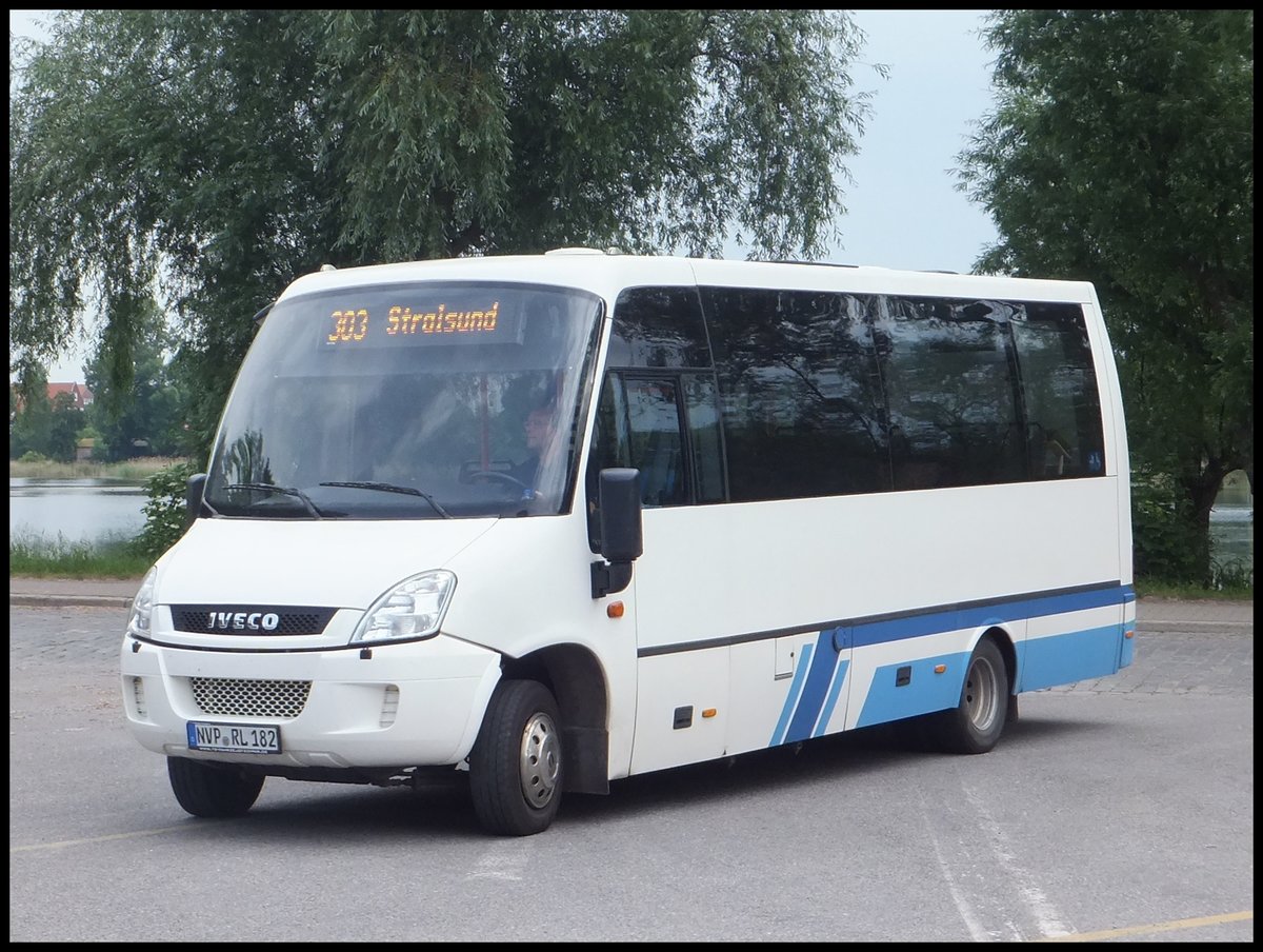 Iveco Kleinbus der Kraftverkehrsgesellschaft mbH Ribnitz-Damgarten in Stralsund.