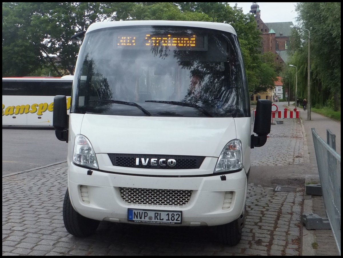 Iveco Kleinbus der Kraftverkehrsgesellschaft mbH Ribnitz-Damgarten in Stralsund.