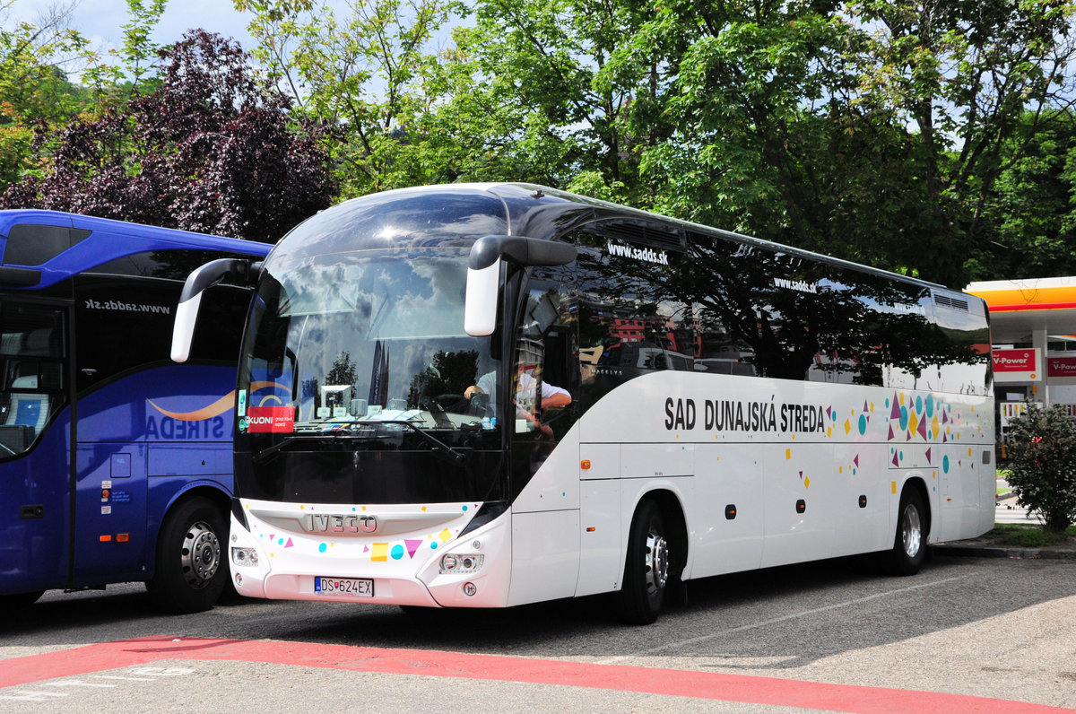 IVECO Magelys von sadds.sk in Krems gesehen.