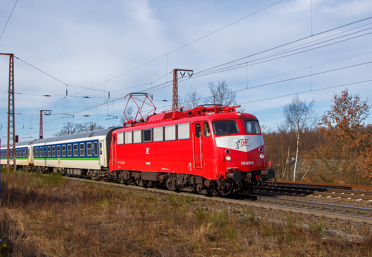 Ja, auch nochmal einen lieben Gruß zurück an den freundlich grüßenden Lokführer....Wobei ich doch sehr von der Fahrt überrascht wurde, da das folgende Vorsignal noch nicht „grün“ war, so war mein Fotopunkt ungeschickt.

In orientrot  mit Latz  die Bügelfalten E 10 GfF 110 459-5 (91 80 6110 459-5 D-GfF) der Gesellschaft für Fahrzeugtechnik mbH (GfE - Gesellschaft für Eisenbahnbetrieb mbH), fährt am 12.02.2022 mit einem leeren n-Wagen-Zug (2. Klasse Nahverkehrswagen) der TRI Train Rental GmbH, durch Rudersdorf (Kr. Siegen) in Richtung Gießen/Frankfurt a.M..

Die Lok wurde 1967 von Krauss-Maffei in München-Allach unter der Fabriknummer 19234 gebaut, die Elektrik ist von SSW (Siemens-Schuckert-Werke, Berlin). Sie wurde als E 10 459 an die Deutsche Bundesbahn geliefert. Mit der Einführung des EDV-Nummernsystems wurde sie zum 01.01.1968 zur DB 110 459-5, im Dezember 2005 ging sie an die DB AutoZug GmbH und wurde so nun zur DB 115 459-0 als solche wurde sie im September 2020 an die GfF  verkauft und auch erst als 91 80 6115 459-0 D-GfF geführt, seit der Revision und Neulackierung in orientroter Farbgebung im Oktober 2021 wird die wieder als 110 459-5 geführt.