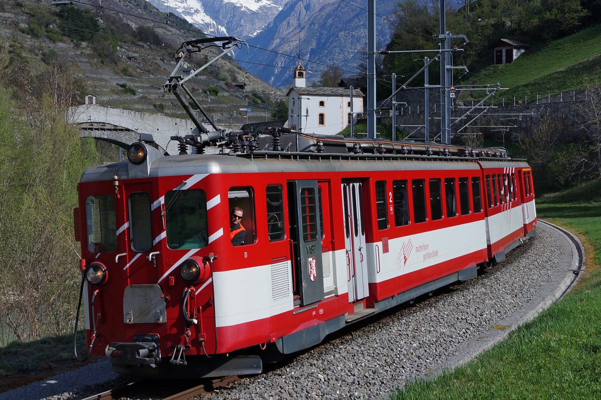 JAHRESRUECKBLICK 2014
von Walter Ruetsch
APRIL
MGB/BVZ: ABDeh 8/8 2042  VISP  auf Abschiedsfahrt mit den B 2273 und 2269 zwischen Visp und Stalden am 12. April 2014.