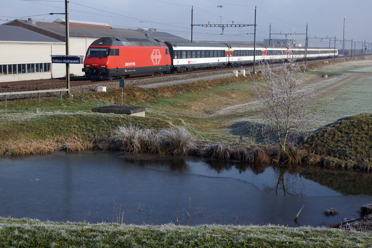 Jahresrückblick 2016
von Walter Ruetsch, Riedholz
MEIN  BESONDERES  BILD
Für das frühe Aufstehen am 9. Dezember 2016 wurde ich in Felben-Wellhausen nach langem Warten bei dichtem Nebel und grosser Kälte belohnt.  Ich konnte den Zuckerrübenzug  von St. Margrethen mit der blauen Lok fotografieren. Beim Rückmarsch zum Bahnhof wurde ich von einem freundlichen Ehepaar, zwecks Aufwärmung, in ihre warme Stube zu Kaffee und Kuchen eingeladen.  Während dem gemütlichen Zusammensein ist dann sogar noch die schöne Aufnahme eines IR Weinfelden-Zürich mit der Re 460 074-8 samt dem kleinen Weiher  von ihrem Balkon aus entstanden. Bei dieser Gelegenheit möchte ich dem gastfreundlichen Ehepaar aus Felben-Wellhausen für die freundliche Einladung noch einmal recht herzlich danken.  Für das  neue Jahr  wünsche ich ihnen alles Gute.  Diese Aufnahme wird mich stets  an diesen gemütlichen Morgen 