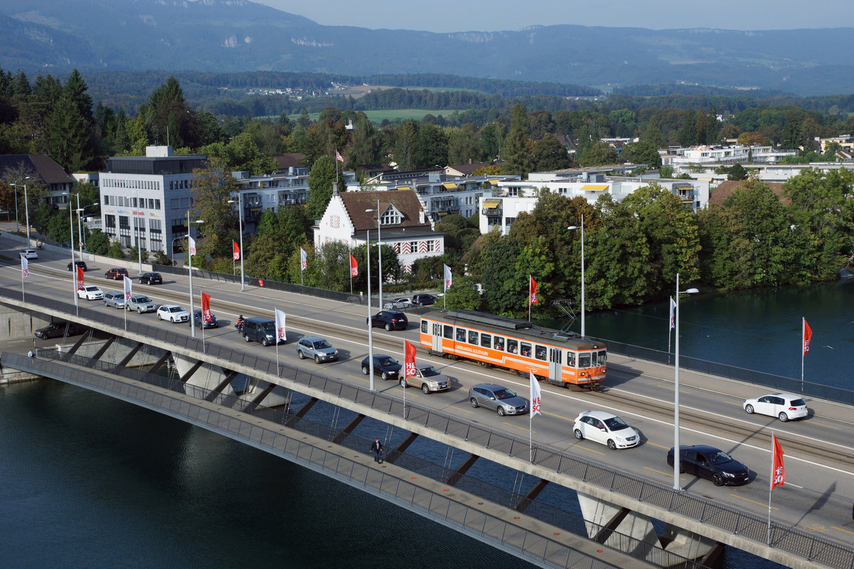 Jahresrückblick 2016
von Walter Ruetsch, Riedholz
September
ASm:  Umbau Flumenthal-Attiswil
Während dem 24. September  bis zum 23. Oktober 2016 wurden auf der Strecke Solothurn-HB  - Flumenthal  die Reservetriebwagen Be 4/4 103 + Be 4/4 104, ehemals SZB/BTI,  planmässig eingesetzt. Die einmalige Zugskomposition wurde am 28. September 2016 auf der neuen Rötibrücke Solothurn verewigt.
