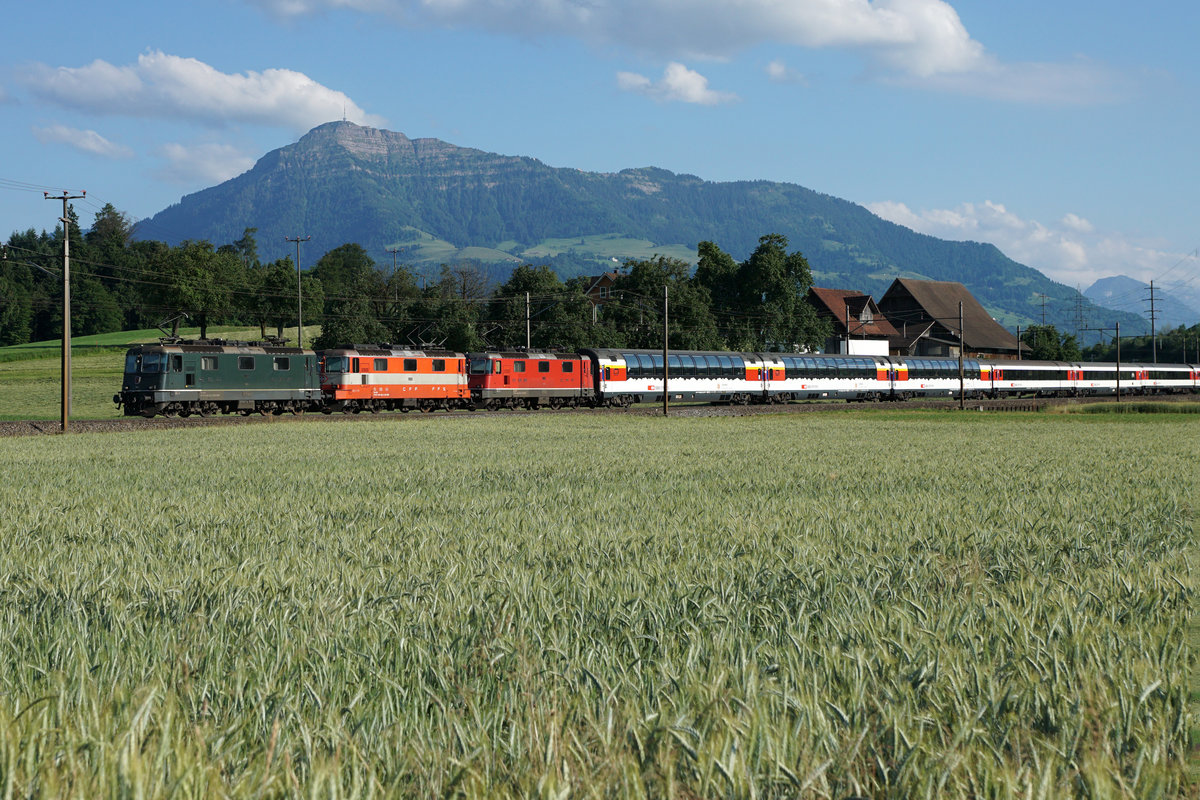 Jahresrückblick 2017
von Walter Ruetsch, Riedholz
JUNI
SBB: Schweizerische Bundesbahnen. 
Gotthard Panoramazug mit bunter Dreifachtraktion bei Rotkreuz unterwegs am 10. Juni 2017.
