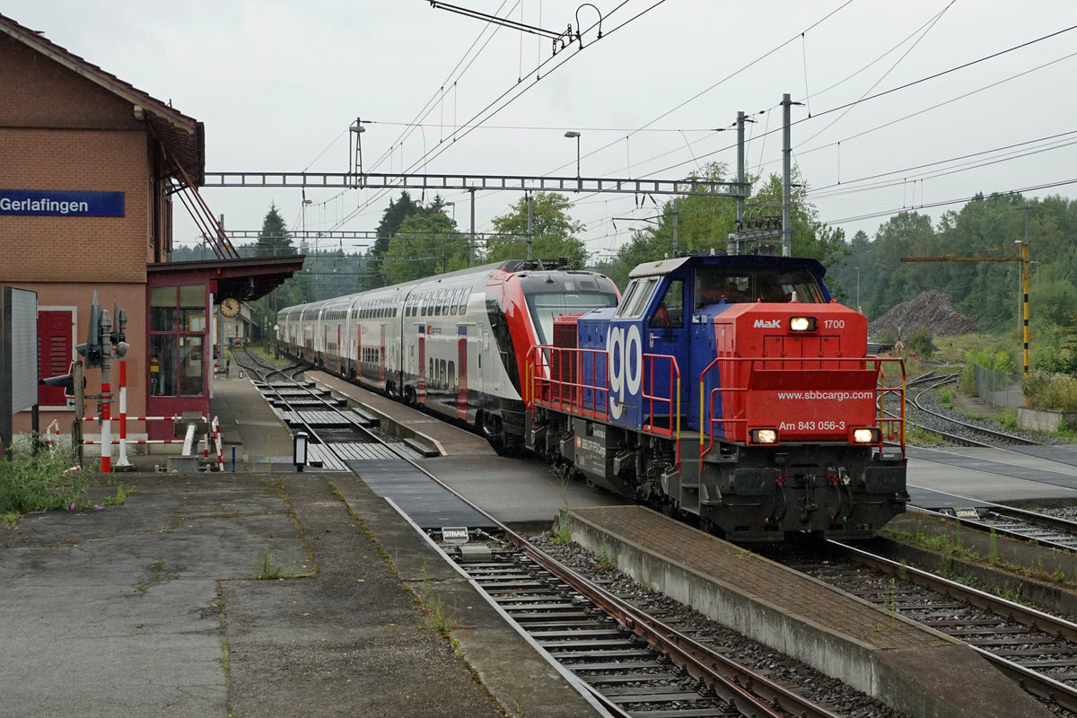 JAHRESRÜCKBLICK 2018
von Walter Ruetsch
Serie Nr. 4
Die Am 4/4 843 056-3 der Rangiergruppe Solothurn brachte am 21. Juli 2018 ein RABDe 502 TWINDEXX von Wiler nach Solothurn. Die nicht alltägliche Aufnahme ist anlässlich der Bahnhofsdurchfahrt Gerlafingen entstanden.
