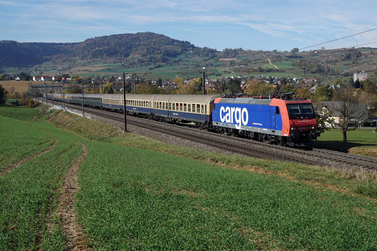 JAHRESRÜCKBLICK 2018
von Walter Ruetsch
Serie Nr. 5
Fanzug von Leverkusen nach Zürich bespannt mit der Re 482 019 von SBB CARGO, vermietet an die deutsche Centralbahn, bei Frick am 25. Oktober 2018.
