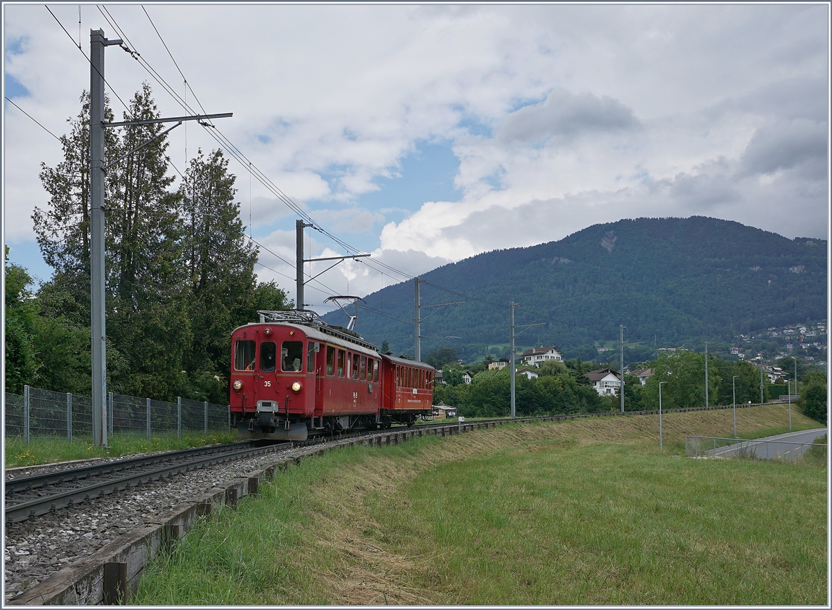 Jeweils am letzten Sonntag im Monat während der Betriebssaison (ausgenommen bei Sonderveranstaltungen) verkehren zwei  Riviera Belle Epoque  Zugspaare der Blonay -Chamby Bahn von Chaulin nach Vevey und zurück, die sogar auf den gedruckten Abfahrt Fahrplänen in Vevey zu finden sind, freilich ohne den Hinweis, dass normale Fahrkarten nicht gültig sind. Das Bild zeigt den RhB ABe 4/4 35 mit dem CEV C21 auf der Fahrt nach Vevey auf der CEV Strecke kurz vor Château d'Hauteville. Im Hintergrund der Les Pléiades.

28. Juni 2020