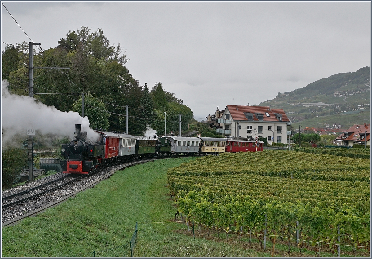 Jeweils am letzten Sonntag im Monat verkehrt der Blonay-Chamby Riviera Belle Epoque Zug, nach Vevey und dies mit mit zwei Zugspaaren am Morgen mit Dampf und am Nachmittag elektrisch. Im Bild einer der wohl längsten Belle Epoque Züge auf der Fahrt von (Chaulin) bzw. Blonay nach Vevey hier kurz nach Clies mit dem RhB ABe 4/4 I 35 an der Spitze, den zwei BB und MCM Personenwagen, mitten drin die G 3/3 N° 5 (ex LEB), gefolgt von SEG, MOB und CEV Wagen und den Schluss bildet die G 2x 272 105.

27. September 2020