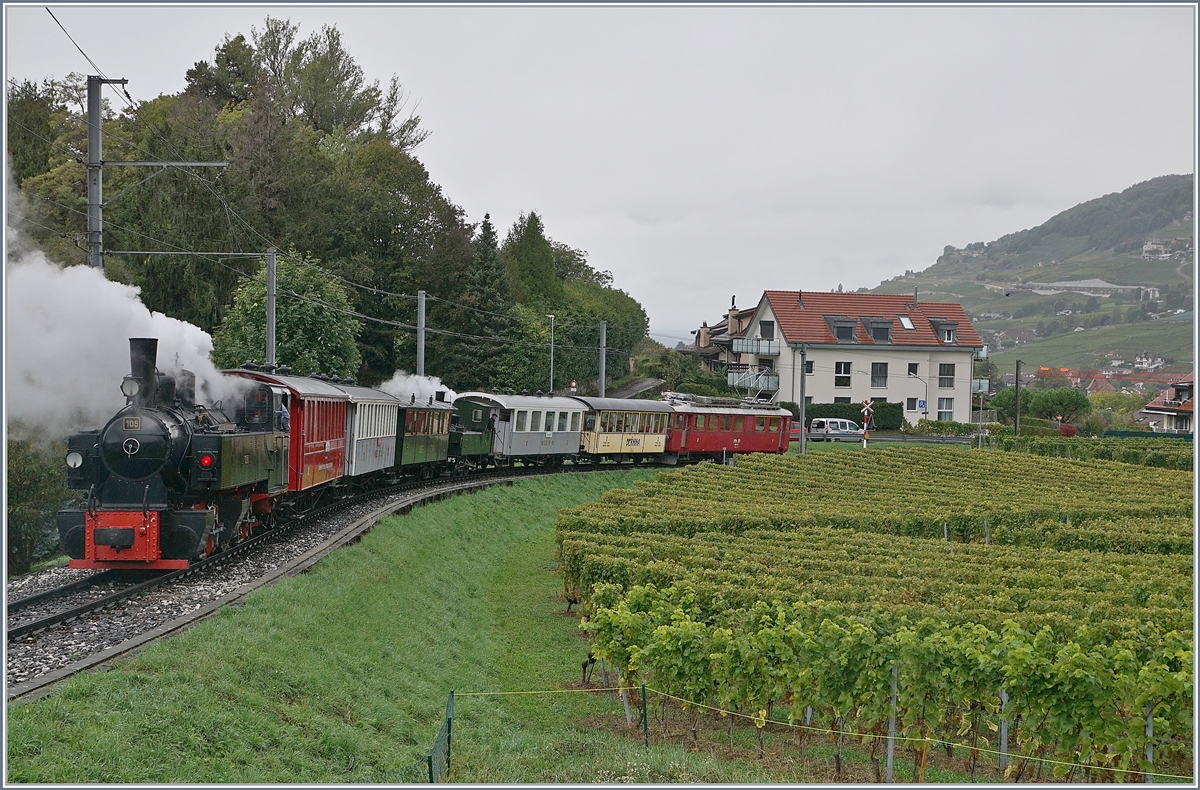 Jeweils am letzten Sonntag im Monat verkehrt der Blonay-Chamby Riviera Belle Epoque Zug, nach Vevey und dies mit mit zwei Zugspaaren am Morgen mit Dampf und am Nachmittag elektrisch.
Im Bild einer der wohl längsten Belle Epoque Züge auf der Fahrt von (Chaulin) bzw. Blonay nach Vevey hier kurz nach Clies mit dem RhB ABe 4/4 I 35 an der Spitze, den zwei BB und MCM  Personenwagen, mitten drin die G 3/3 N° 5 (ex LEB), gefolgt von SEG, MOB und CEV Wagen und den Schluss bildet die G 2x 272 105. 

27. September 2020