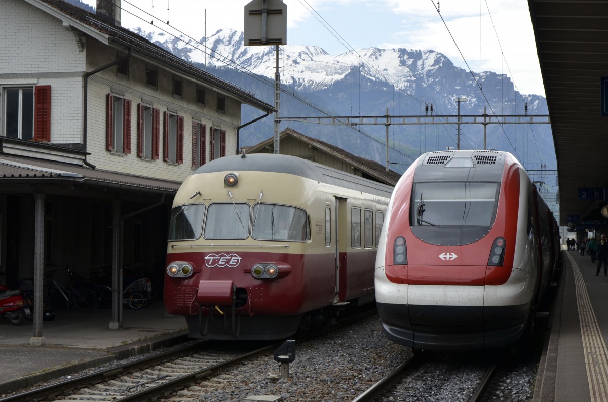 Jubiläum 125 Jahre RhB am 10.05.2014 in Landquart. Anlässlich des Jubiläums war im Bahnhof Landquart der SBB TEE  Gottardo  ausgestellt. Daneben ein moderner Triebzug.
Es ist wohl nicht schwer zu raten, welcher Zug mir wohl besser gefällt...