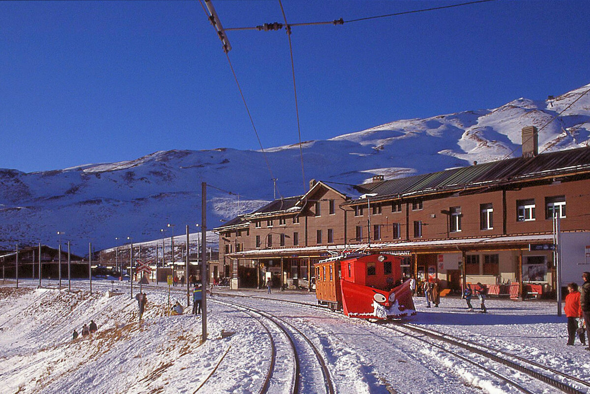 Jungfraubahn Lokomotive 10 und Schneepflug X 52 mit den schielenden Augen. Lok 10 wurde als HGe2/2 1912 gebaut und 1951 zur reinen Zahnradlok He2/2 umgebaut. Wo die Lok heute ist, weiss ich nicht genau, zumindest ist sie nicht als ausrangiert gemeldet. Aufnahme: Kleine Scheidegg, 25.Dezember 1989  