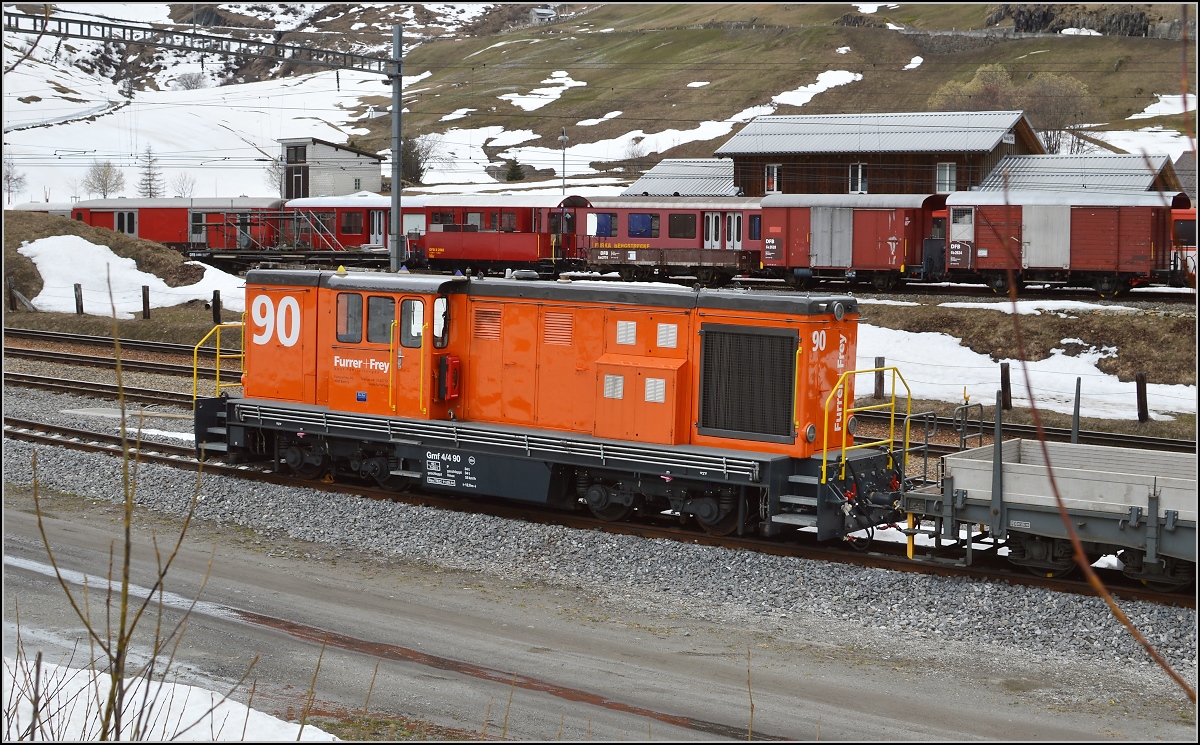 Karpatenschreck Gmf 4/4 in Diensten von Furrer & Frey. In Rehalp steht sie mit einem Bauzug parat. Im Jahr 2014 wurde die Lok für Bauzugdienste auf Schweizer Schmalspurbahnen umgebaut. Dabei wurde die Lok von bosnischer Schmalspur 760 mm auf 1000 mm Spurweite umgespurt. April 2016.