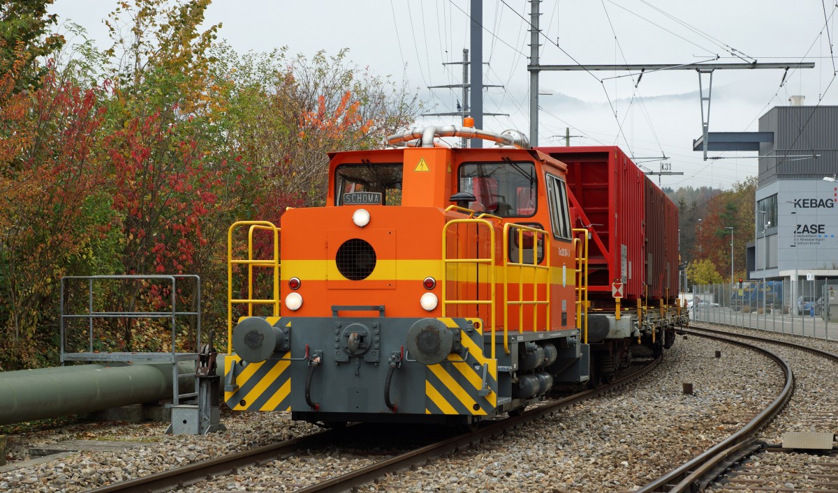 KEBAG AG: Bereitstellung von einem Kehrichtzug mit der SCHÖMA Tm 237 874-3  ZUCHWIL  bei der Kehrichtverbrennungsanlage Emmenspitz am 3. November 2015. Mit den grauen Container wird Schlacke ab- sowie den braunen Containern Kehricht zugeführt für die Verbrennung. Das Rangiermanöver sowie der Umlad der Container von den Last- auf die Bahnwagen und umgekehrt wird im Emmenspitz von nur einem Mitarbeiter vorgenommen.
Foto: Walter Ruetsch 