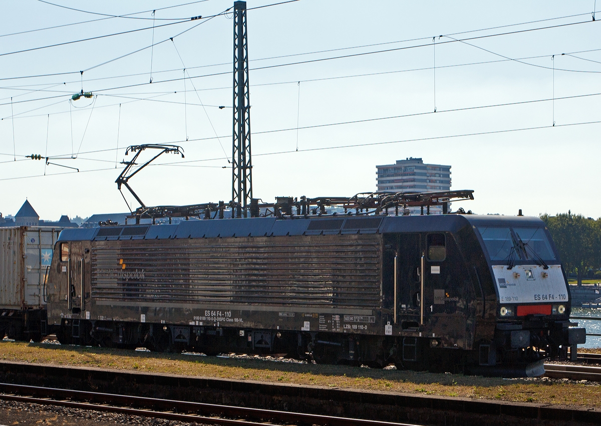 Kein gnstiger Fotostandort, bei diesem Sonnenstand, aber man kann sehr gut alle 2 x 4 Stromabnehmer sehen....

Die MRCE Dispolok Siemens ES64F4-110 (189 110-0) zieht am 05.09.2013 einen Containerzug in Koblenz-Ehrenbreitstein in Richtung Norden.

Die Siemens EuroSprinter  wurde 2009 unter der Fabriknummer 21514 gebaut. Sie trgt NVR-Nummer  91 80 6189 110-0 D-DISPO Class 189 VL (VL = Zugsicherungssystem Paket fr Deutschland, sterreich, Italien, Slowenien, Kroatien, Niederlande und Belgien), die EBA-Nummer EBA 09B11E2 015.
Die BR 189 (Siemens ES64F4) hat eine Vier-Stromsystem-Ausstattung. Sie ist in allen vier in Europa blichen Bahnstromsystemen einsetzbar. Bei 15 kV und 25 kV  hat sie eine  Stundenleitung von 6.400 kW und eine Hchstgeschwindigkeit  von 140 km/h.