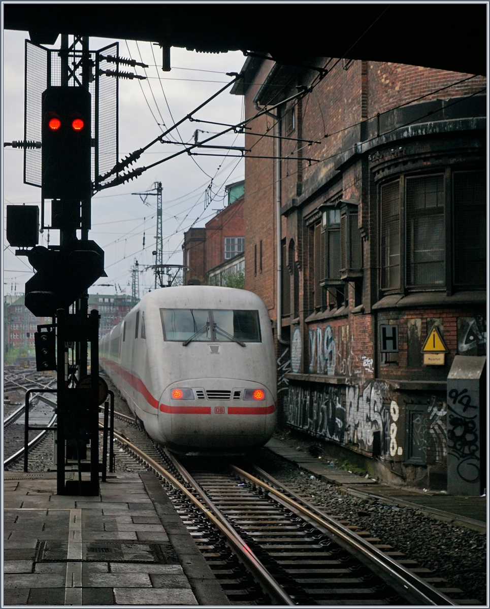 Kein schönes, aber ein stimmungvolles Bild, selbst wenn der ICE schärfer sein sollte: 
Hamburg Hbf am 1. Okt. 2017