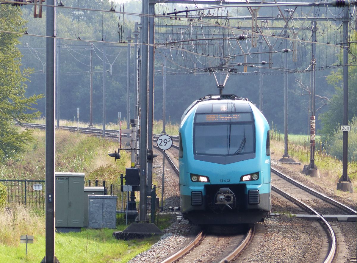 Keolis Eurobahn Stadler FLIRT 3 Triebzug ET 4.02 aus Bad Bentheim (Deutschland) bei Bahn�bergang Stadsweg, De Lutte, Niederlande 11-09-2020.


Keolis Eurobahn Stadler FLIRT 3 treinstel ET 4.02 komende uit de richting van Bad Bentheim (D) bij de overweg Stadsweg, De Lutte, Nederland 11-09-2020.