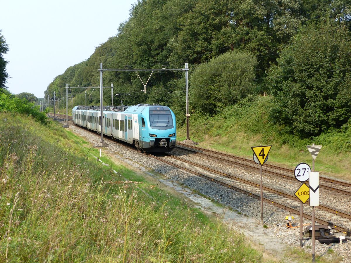 Keolis Eurobahn Stadler FLIRT 3 Triebzug ET 4.02 Stadsweg, De Lutte bei Oldenzaal 11-09-2020.

Keolis Eurobahn Stadler FLIRT 3 treinstel ET 4.02 Stadsweg, De Lutte bij Oldenzaal 11-09-2020.