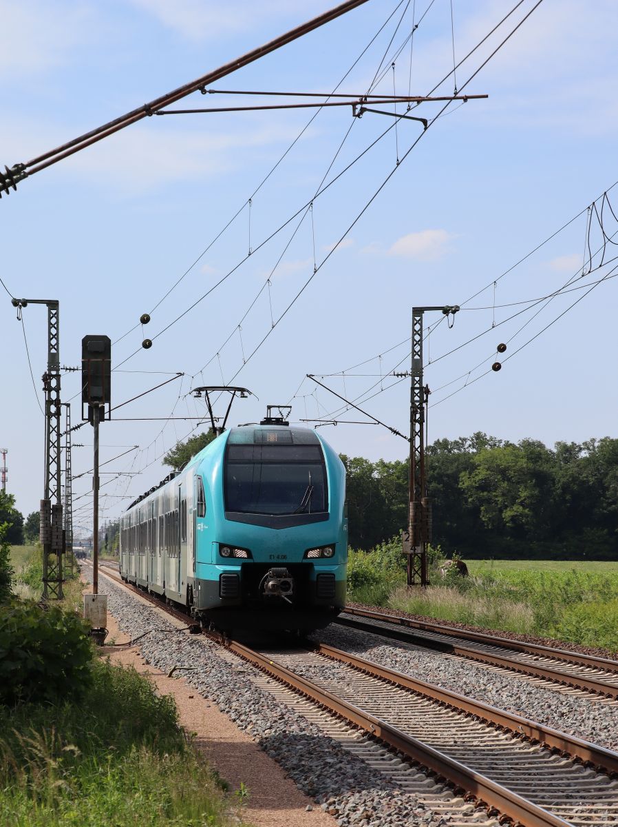 Keolis Eurobahn Stadler FLIRT 3 Triebzug ET 4.06 bei Bahn�bergang Devesstra�e Salzbergen 03-06-2022.

Keolis Eurobahn Stadler FLIRT 3 treinstel ET 4.06 bij de overweg Devesstra�e Salzbergen 03-06-2022.