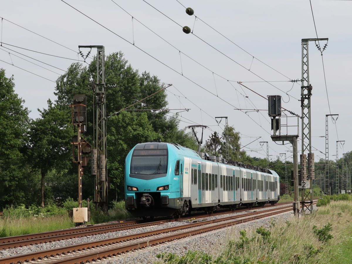 Keolis Eurobahn Stadler FLIRT 3 Triebzug ET 4.05 Devesstra�e, Salzbergen 03-06-2022.

Keolis Eurobahn Stadler FLIRT 3 treinstel ET 4.05 Devesstra�e, Salzbergen 03-06-2022.