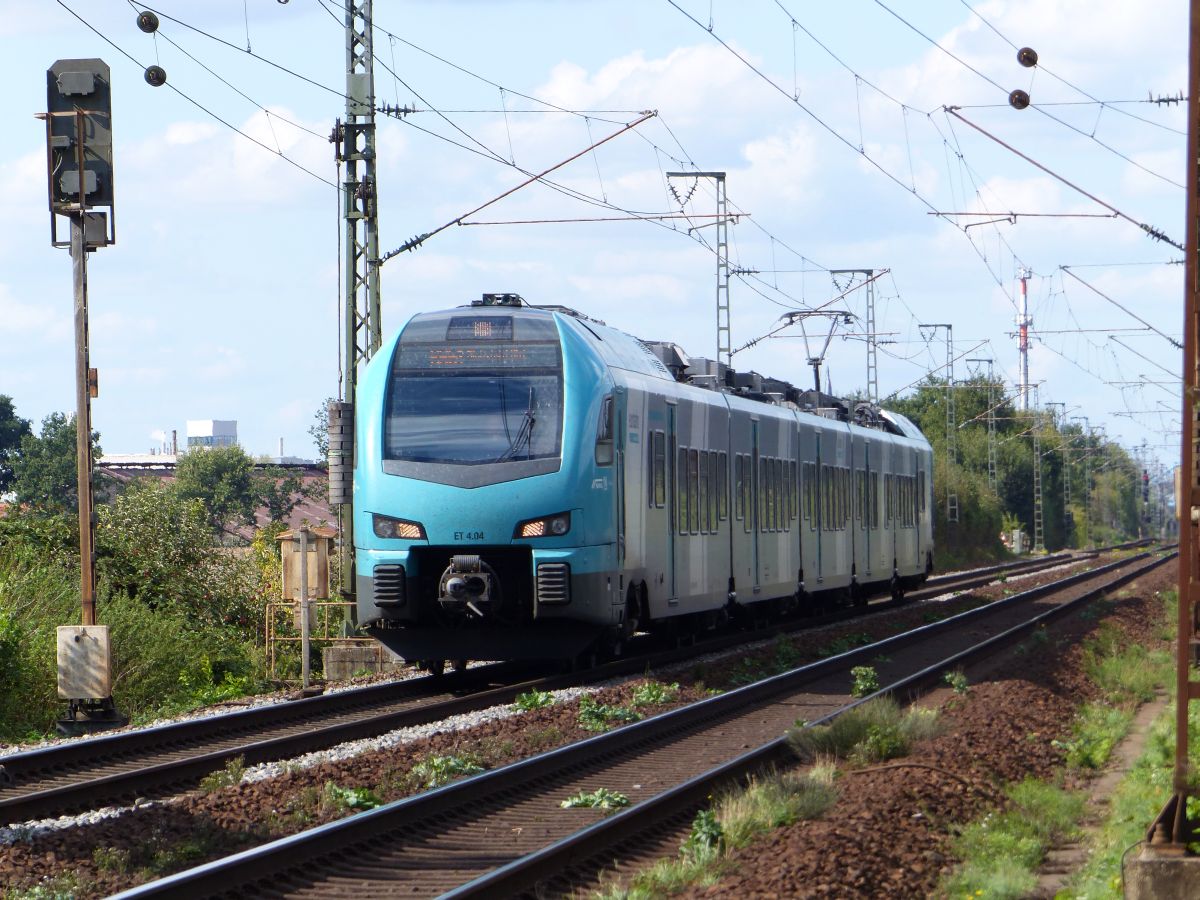 Keolis Eurobahn Triebzug ET 4.04 bei Bahn�bergang Dieselstrasse, Salzbergen 13-09-2018.

Keolis Eurobahn treinstel ET 4.04 bij de overweg Dieselstrasse, Salzbergen 13-09-2018.