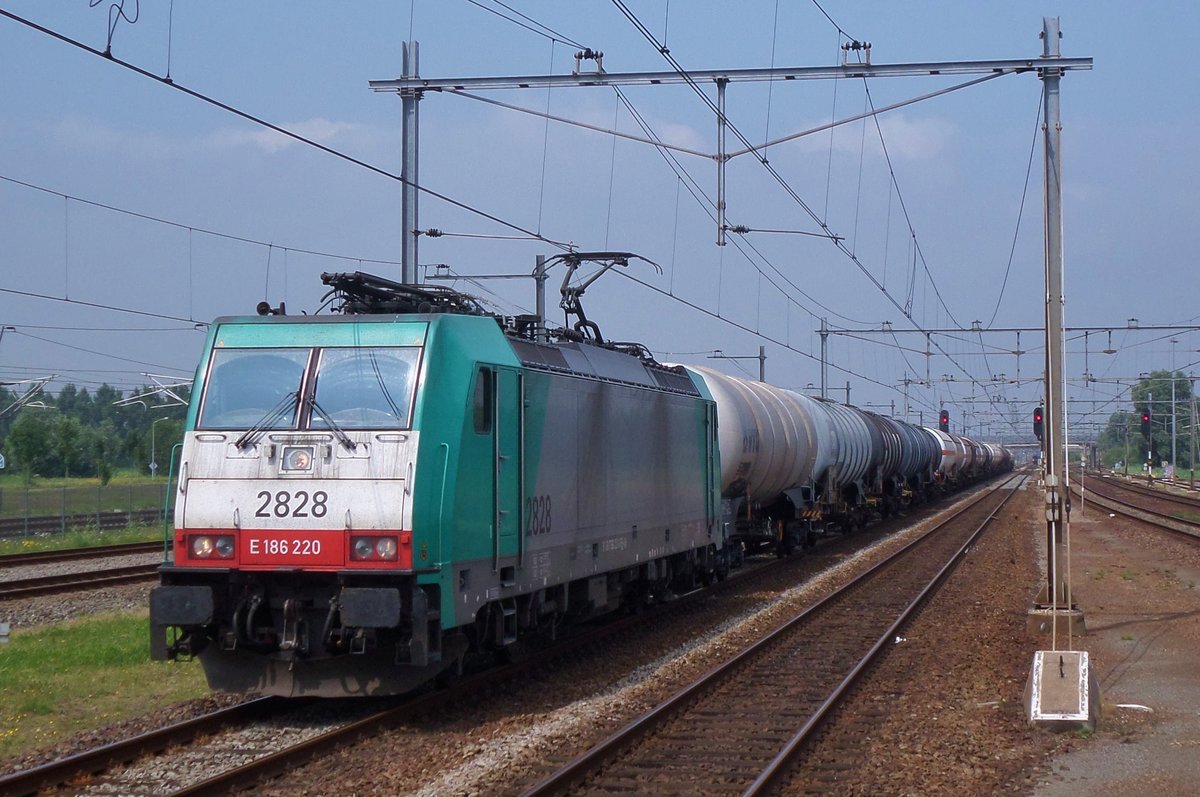 Kesselwagenzug mit 2828 dönnert durch Lage Zwaluwe am 20 Juli 2016.