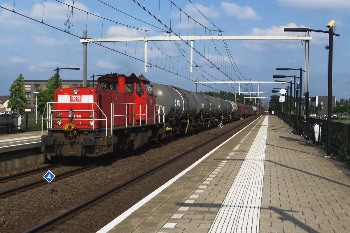 Kesselwagenzug mit 6416 an der Spitze dönnert am 9 Juli 2021 durch Tilburg-Reeshof.