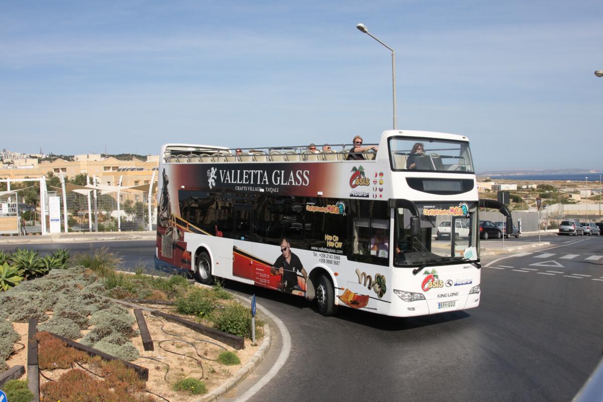 KingLong Sightseeing Bus unterwegs in der N�he von Sliema auf Malta am 15.5.2014.