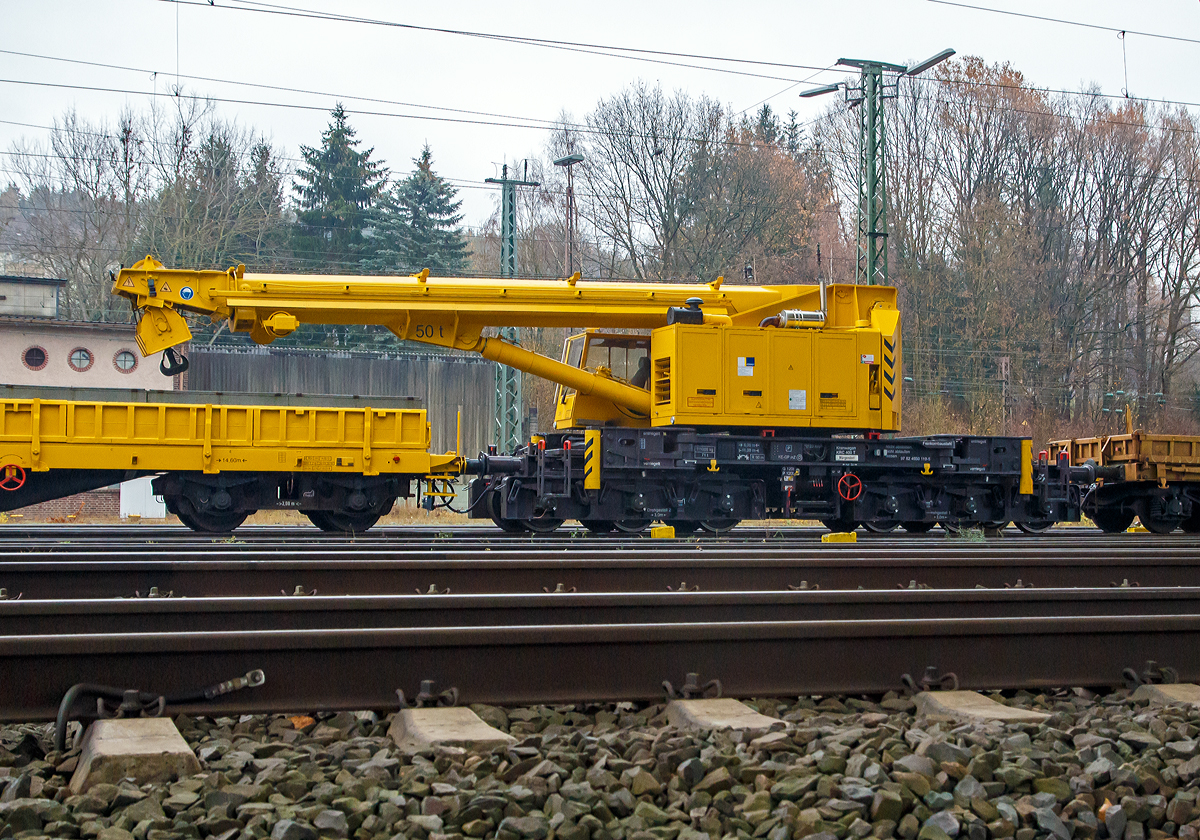 
KIROW 50t-Gleisbauschienenkran MULTI TASKER KRC 400 T der Hering Bau (Burbach), Schweres Nebenfahrzeug Nr. 97 82 4950 119-5 D-HGUI, abgestellt am 24.11.2018 in Kreuztal. 

Vor und hinter dem Kran jeweils ein Schutzwagen, vorne der 80 80 3900 002-7 D-HGUI Schutzwagen der Gattung Rs und hinten der 80 80 3948 003-9 D-HGUI Schutzwagen der Gattung Res.

Der Kran KIROW KRC 400 T wurde 1996 von Kirow in Leipzig unter der Fabriknummer 106700 gebaut und an die Hering Bau geliefert. Die Firma Hering Bau gehrt in Deutschland zu den grten Eisenbahnkran-Dienstleistern, sie hat 10 eigene Krane.

Der 50-t-Eisenbahndrehkran wird fr den Aus-und Einbau von schweren Betonweichen, Gleisjochen und Hilfsbrcken sowie fr die Montage von Ingenieurbauwerken eingesetzt. Bei Havarien auf Bahnstrecken leistet er schnelle Hilfe zum Bergen schwerer Lasten.

TECHNISCHE DATEN:
Spurweite: 1.435 mm 
Achsanzahl: 8
Achsfolge: unbek.
Lnger ber Puffer: 11.000 mm (ohne Kranausleger)
Drehzapfenabstand: 6.000 mm
Achsabstand im Drehgestell: 2 x 1.500 mm = 3.000 mm
Lauf.- und Treibraddurchmesser: 920 mm (neu)
Eigengewicht: 111 t
Fahrgeschwindigkeit im Zugverband (geschleppt): 120 km/h
Fahrgeschwindigkeit mit Eigenantrieb: 20 km/h
Zugelassen fr Streckenklasse: CS 04 (Schwerwagengruppe)
kleinster befahrbarer Radius: 90 m
Bremse: KE-GPmZ
Handbremse: ja

