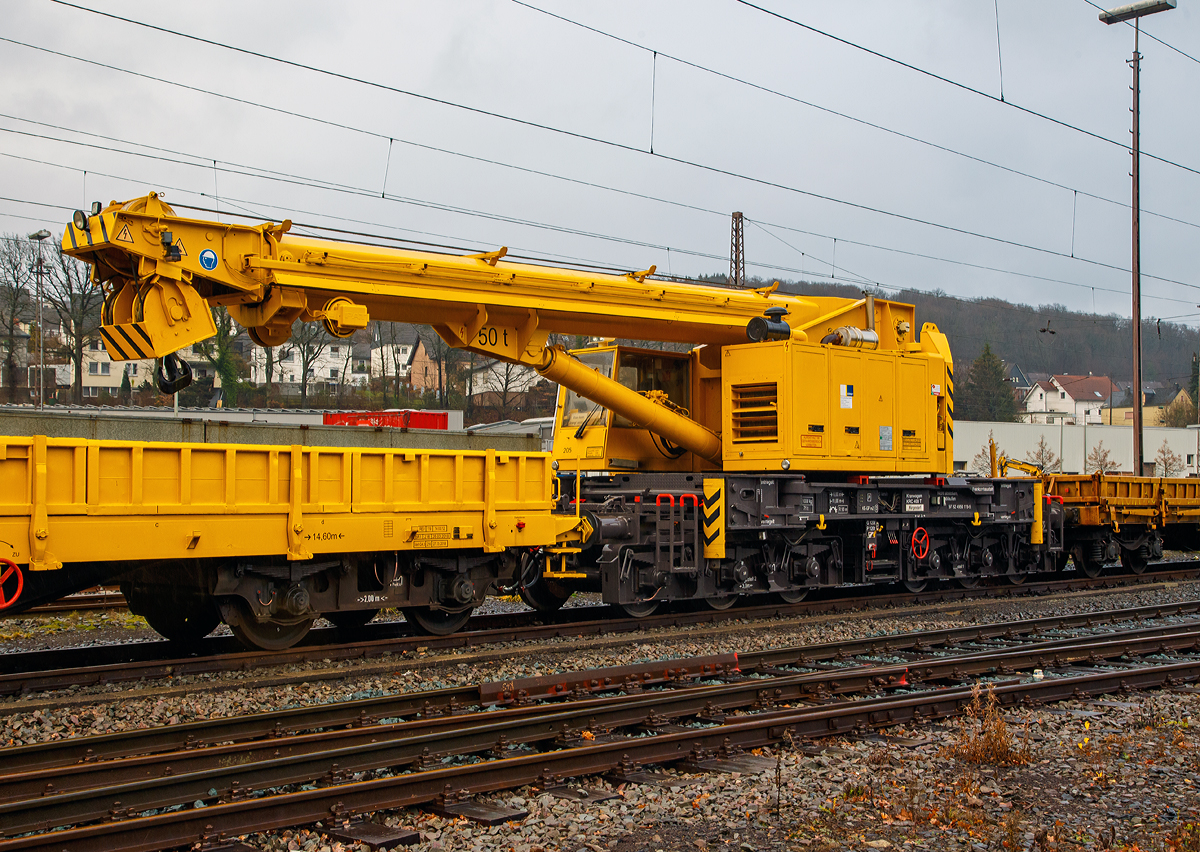 
KIROW 50t-Gleisbauschienenkran MULTI TASKER KRC 400 T der Hering Bau (Burbach), Schweres Nebenfahrzeug Nr. 97 82 4950 119-5 D-HGUI, abgestellt am 08.12.2018 in Kreuztal. 

Vor und hinter dem Kran jeweils ein Schutzwagen, vorne der 80 80 3900 002-7 D-HGUI Schutzwagen der Gattung Rs und hinten der 80 80 3948 003-9 D-HGUI Schutzwagen der Gattung Res.

Der Kran KIROW KRC 400 T wurde 1996 von Kirow in Leipzig unter der Fabriknummer 106700 gebaut und an die Hering Bau geliefert. Die Firma Hering Bau gehört in Deutschland zu den größten Eisenbahnkran-Dienstleistern, sie hat 12 eigene Krane.

Der 50-t-Eisenbahndrehkran wird für den Aus-und Einbau von schweren Betonweichen, Gleisjochen und Hilfsbrücken sowie für die Montage von Ingenieurbauwerken eingesetzt. Bei Havarien auf Bahnstrecken leistet er schnelle Hilfe zum Bergen schwerer Lasten.

TECHNISCHE DATEN:
Spurweite: 1.435 mm 
Achsanzahl: 8
Achsfolge: unbek.
Länger über Puffer: 11.000 mm (ohne Kranausleger)
Drehzapfenabstand: 6.000 mm
Achsabstand im Drehgestell: 2 x 1.500 mm = 3.000 mm
Lauf.- und Treibraddurchmesser: 920 mm (neu)
Eigengewicht: 111 t
Fahrgeschwindigkeit im Zugverband (geschleppt): 120 km/h
Fahrgeschwindigkeit mit Eigenantrieb: 20 km/h
Zugelassen für Streckenklasse: CS 04 (Schwerwagengruppe)
kleinster befahrbarer Radius: 90 m
Bremse: KE-GPmZ
Handbremse: ja
