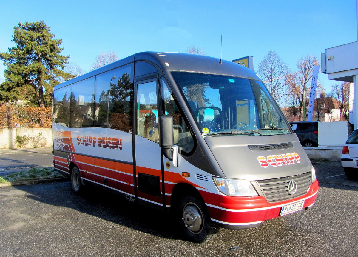 Kleinbus MERCEDES BENZ von SCHIPP Reisen/sterreich am 10.2.2014 in Krems gesehen.