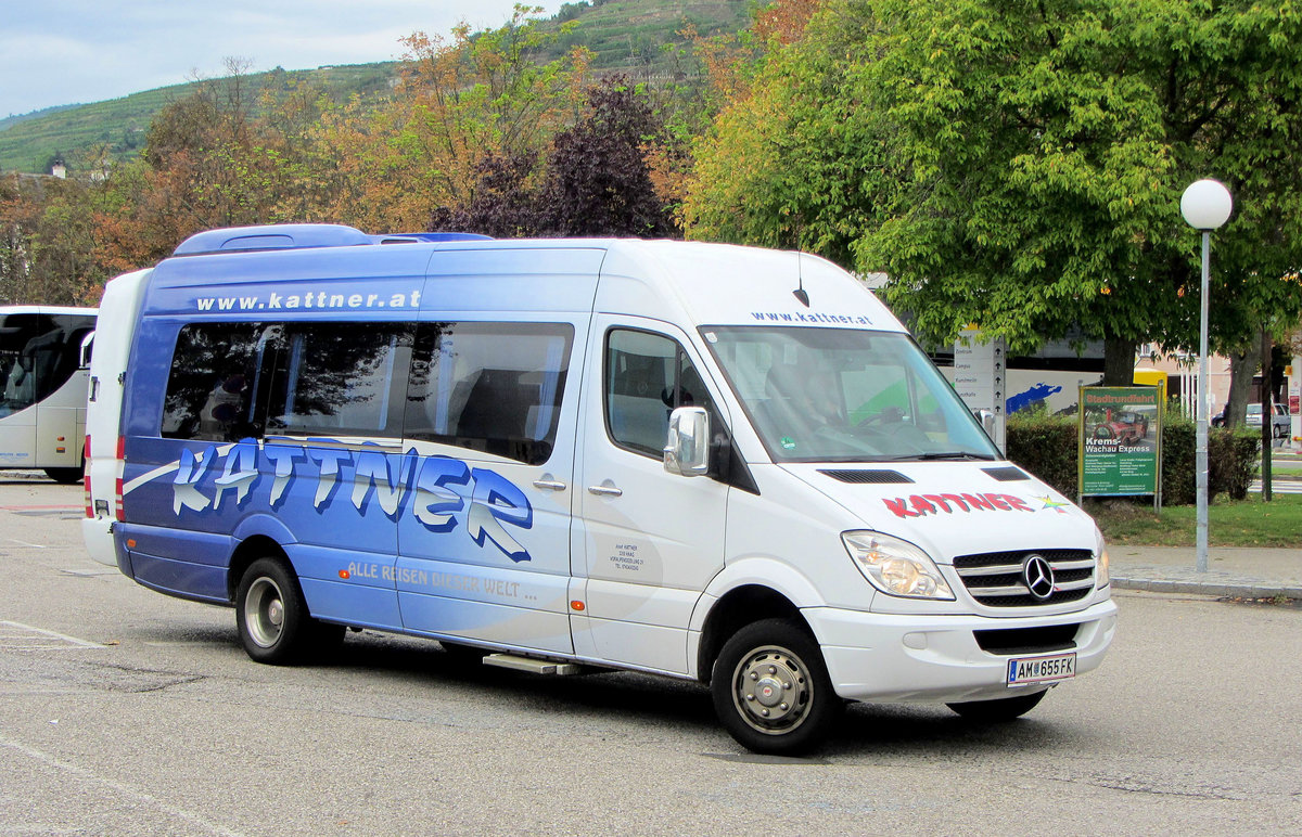 Kleinbus Mercedes Sprinter von Kattner Reisen aus Nieder�sterreich in Krems gesehen.