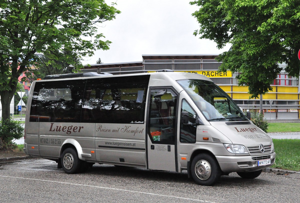 KLeinbus Mercedes Sprinter von Lueger Reisen aus �sterreich im Mai 2015 in Krems gesehen.