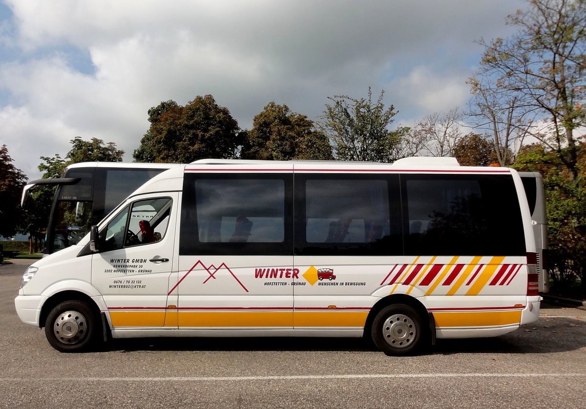 Kleinbus Mercedes Sprinter von Winter Reisen aus sterreich in Krems gesehen.