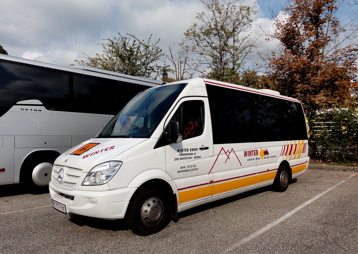 Kleinbus Mercedes Sprinter von Winter Reisen aus sterreich in Krems gesehen.