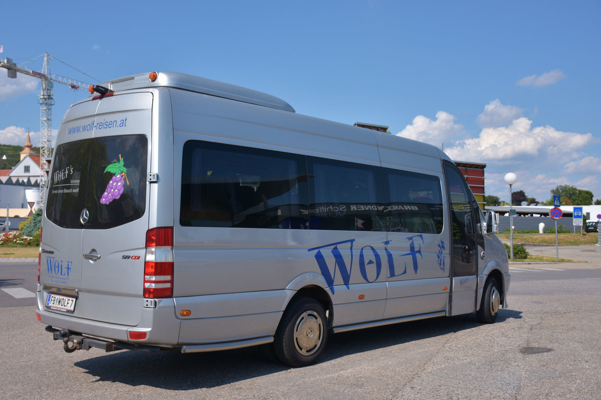 Kleinbus Mercedes Sprinter von Wolf Reisen aus �sterreich 2017 in Krems.