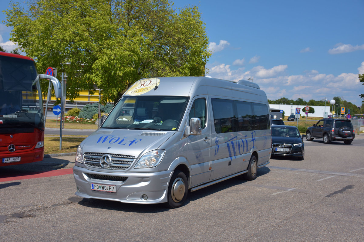 Kleinbus Mercedes Sprinter von Wolf Reisen aus �sterreich 2017 in Krems.