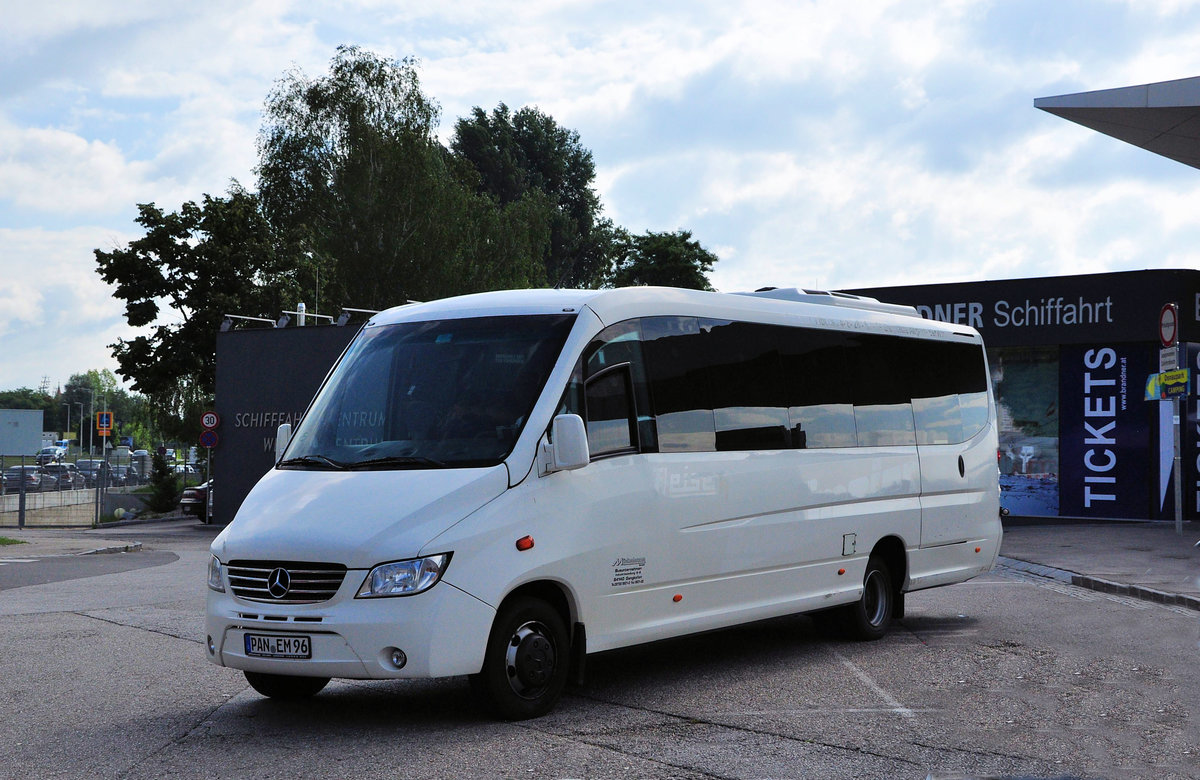 Kleinbus Mercedes Sunrider vom Busunternehmer M�ckenhausen aus der BRD in Krems gesehen.