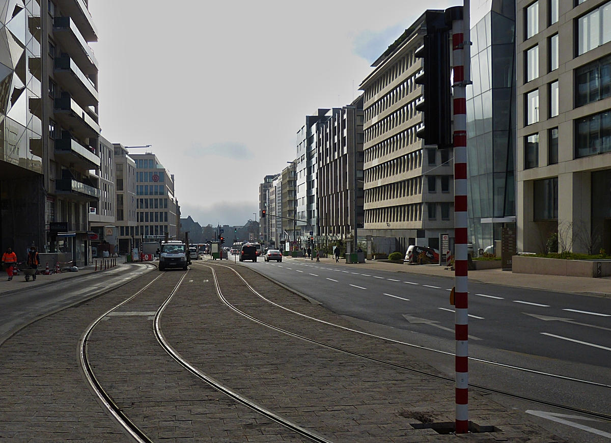 Kleinere Arbeiten müssen in der Oberstadt von Luxemburg noch erledigt werden. Blick in Richtung Haltestelle Hamilius am Boulevard Royal in Luxemburg Stadt, dort wo die Fahrzeuge auf den Schienen zusehen sind, befindet sich die Haltestelle Hamilius, ein Umsteigeort zu den Stadtbussen, welche von hier die verschiedenen Stadtviertel anfahren. 18.11.2020 (Hans) 