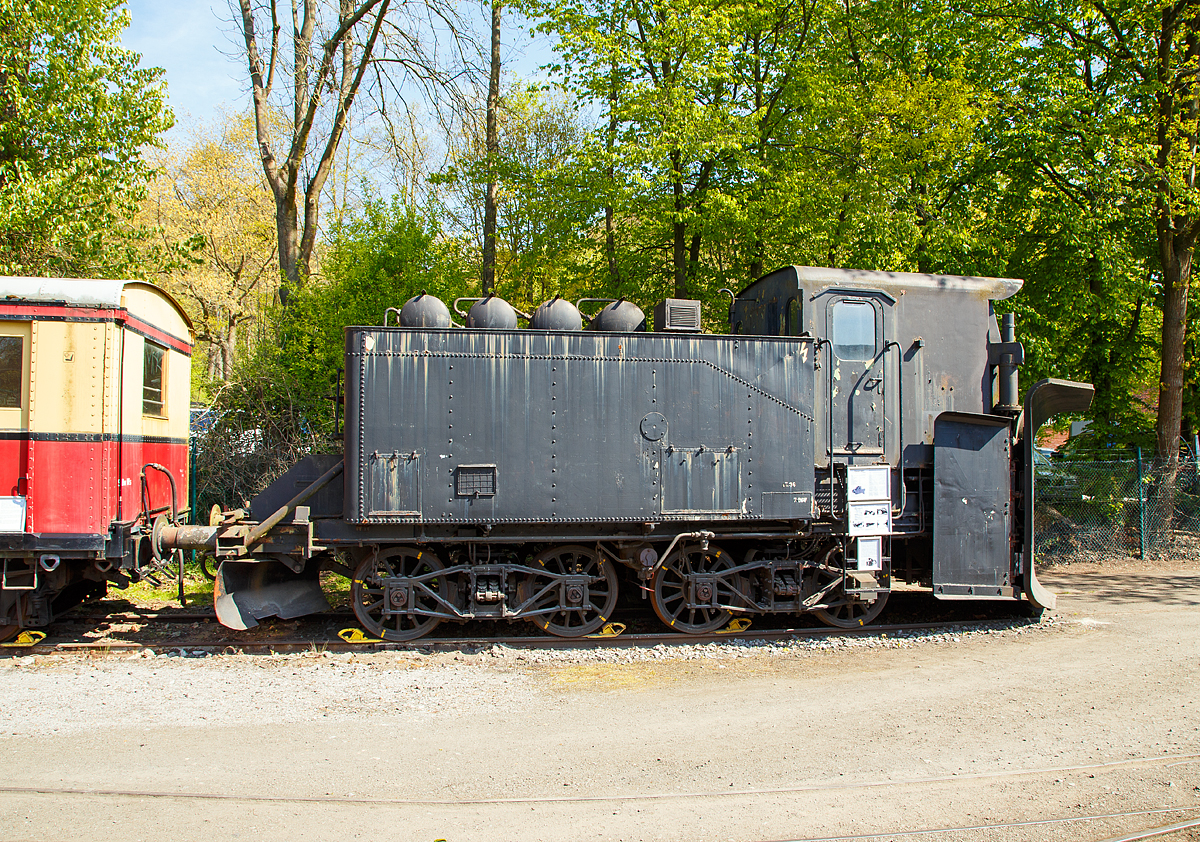 
Klima-Schneepflug 844, Kassel 6463, ex 80 80 973 5 030-6, am 30.04.2017 im Eisenbahnmuseum Bochum-Dahlhausen.

Massive Schneefälle brachten den Eisenbahnbetrieb von jeher in Schwierigkeiten. Wo früher noch mit der Schaufel der Schnee von der Strecke geholt werden musste, kamen später fahrbare Schneepflüge zum Einsatz. Bei dem stetig wachsenden Streckennetz war es mit der Handarbeit nicht mehr zu schaffen, die Gleise in kurzer Zeit vom Schnee zu befreien.

Der hier im Eisenbahnmuseum Bochum-Dahlhausen ausgestellte Schneepflug arbeitet nach dem vom dem österreichischen Baurat Dipl.-Ing. Rudolf Klima erfundenen System. Es verwundert nicht, dass die ersten aufwändigeren Räumgeräte in diesem vom Schnee gesegneten
AIpenstaat entwickelt wurden. Rudolf Klima entwarf    demontierbare Pﬂugscharen, die nur den Winter über an einem Trägerfahrzeug angebaut waren. Üblicherweise wurden dafür kalte Dampflokomotiven verwendet, da diese das nötige Gewicht hatten. Das ,,System K|ima“ wurde auch von der Deutschen Reichsbahn (DRG) Übernommen und weiterentwickelt. Ähnlich wie in Osterreich wurden eine Bedienungskabine und Pﬂugscharen auf Fahrwerken von ausgemusterten Dampf- oder Elektrolokomotiven oder Dampfloktendern aufgebaut. Mit der Kabine war nun ein geschlossener und beheizbarer Arbeitsplatz geschaffen worden. Ein kleiner Dieselmotor mit Kompressor erzeugt die nötige Druckluft, beheizt wurde die Kabine mit einer Ölheizung.

Der Schneepflug wird beim Schneeräumen von einer Lokomotive geschoben. Diese „Schiebende Schneeräumtechnik“ drückt den Schnee unter Ausnutzung der Keilwirkung aus dem Gleis. Die in Bodenschaufelnauslaufenden Pﬂugscharen sind mittels Druckluft schwenkbar und können auf ein- oder zweiseitige Räumwirkung umgestellt werden (für ein- oder zweigleisige Strecken). Die zusätzlichen Seitenräumﬂügel können je nach gewünschtem Profil in der Höhe und im Winkel bewegt werden.

Der hier ausgestellte Schneepflug Kassel 6463 wurde bei Bahnbetriebswerk (Bw) Bebra in Dienst gestellt und während seiner Einsatzzeit vom Ausbesserungswerk (Aw) Limburg betreut. Für das Eisenbahnmuseum Bochum-Dahlhausen konnte der Schneepflug vom Betriebshof Hagen der DB AG übernommen werden.

TECHNIISCHE DATEN:
Bauart : Henschel-Klima-Schneepﬂug844
aufgebaut auf einem preußischen Dampflok-Tender 2'2'T 21,5
Umbaujahr : 1965
Umbau zum Schneepflug : Henschel & Sohn, Kassel
Länge über Puffer : 10.200 mm
Eigengewicht : 35,7 t
Höchstgeschwindigkeit : 100 km/h
Schneeräumgeschwindigkeit : 50 km/h
Gebaute Stückzahl : 25
