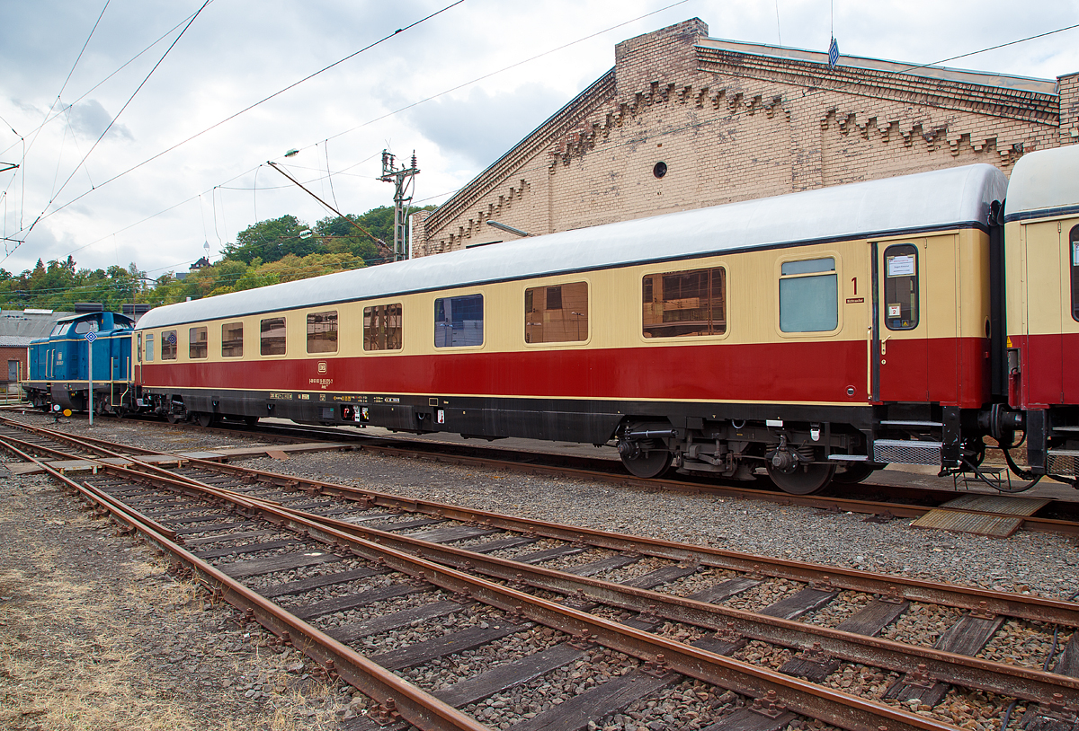 
Klimatisierter 1. Klasse TEE Abteilwagen der Bauart Helvetia, Gattung Avmz 111.2, D-DB 61 80 19-95 070-7 vom DB Museum Koblenz am 25.08.2018 im Südwestfälischen Eisenbahnmuseums in Siegen.

Zum Jahresfahrplan 1965 wurden weitere F-Züge aufgewertet und in TEE-Züge umgewandelt (z. B. „Blauer Enzian“). Der TEE „Helvetia“ wurde von Triebzügen der Baureihe VT 11.5 auf einen lokbespannte Wagenzüge umgestellt. Dafür mussten weitere Wagen angeschafft werden.
Bei den TEE -Wagen handelt es sich um eine Serie von Personenwagen der Deutschen Bundesbahn (DB) aus Erste-Klasse-Wagen, die aus den erfolgreichen UIC-X-Wagen der DB weiter entwickelt wurde.

Vorgesehen waren reine Erste-Klasse-Wagen in mehreren Bauarten. Die durch Gummiwülste geschützten Wagenübergänge waren nach neuen UIC-Anforderungen aber nunmehr durch zweiflügelige Schiebetüren gesichert. Jedoch waren die neuen Wagen klimatisiert. Der Bereich unterhalb des Wagenbodens wurde durch eine Schürze ähnlich den Schürzenwagen geschützt.

Bei den Drehgestellen kam wie bei den m-Wagen die Bauart Minden-Deutz zum Einsatz, die aber für höhere Geschwindigkeiten ausgelegt wurden. Die Wagen sind mit selbstnachstellenden Scheibenbremsen und einer Magnetschienenbremse ausgerüstet, so konnte die Höchstgeschwindigkeit auf 200 km/h erhöht werden.

TECHNISCHE DATEN:
Länge über Puffer: 26.400 mm
Wagenkastenlänge: 26.100 mm
Wagenkastenbreite: 2.825 mm
Höhe über Schienenoberkante: 4.050 mm
Drehzapfenabstand: 19.000 mm
Achsstand im Drehgestell: 2.500 mm
Drehgestellbauart: Minden-Deutz 367
Leergewicht: 44 t
Höchstgeschwindigkeit: 200 km/h
Sitzplätze (in der ersten Klasse): 	54
Abteile: 9
Toiletten: 2
Heizungsbauart: Klimae
Energieversorgung: Zentrale Energieversorgung aus der Zugsammelschiene
Batterien: 24 V, 385 Ah
Bremsbauart: <R> KE-GPR-Mg (D) [ep] 
Umgebaut aus: Avmz 111.1
