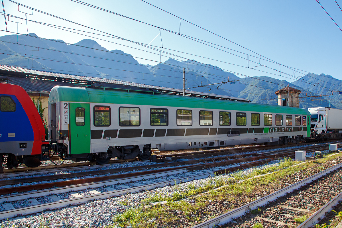 
Klimatisierter RAlpin Begleitwagen für die Rollende Landstraße (ROLA) Bcm 61 85 59-40 110-1 CH-RALP, ex Bcm 61 85 50-90 110-x CH-SBB, am 03.08.2019 im Zugverband in Domodossola. 

2010 verkaufte die SBB ihre 20 klimatisierten Liegewagen des Typs Bcm61 an RAlpin. Die SBB setzte die Liegewagen des Typs Bcm61 bis Dezember 2009 im Nachtverkehr zwischen Zürich, Genf und Rom ein. Aufgrund der sinkenden Nachfrage und der immer schnelleren Tagesverbindungen wurden der Nachtverkehr eingestellt und die Liegewagen zum Verkauf ausgeschrieben.  

Die RAlpin ließ die Wagen 2011 von der TecSol AG in Österreich umbauen. Zum Umbau gehörte der Einbau eines Aufenthaltsraumes für die Fahrer mit Küchenblock, die Modernisierung der elektrischen Anlagen, Nachrüstung eines Fahrgastinformationssystems und Videosystems zur Verbindung mit der Leitstelle und die Ausrüstung der Waggons mit einem Hilfsdiesel zur autarken Energieversorgung ohne Zugsammelschiene. Die Begleitwagen des Typs Bcm61 verfügen über geschlossene Toilettensysteme.

TECHNISCHE DATEN:
Fahrzeughersteller: SWS (Baujahr 1979)
Fahrzeugumbau: TecSol AG  (Umbau 2011)
Typenbezeichnung: Bcm 61
Einsatzgebiet: Begleitwagen für Lastwagentransporte
Spurweite: 1.435 mm
Anzahl der Radsätze: 4 (in 2 Drehgestellen)
Länge über Puffer: 26.400 mm
Drehzapfenabstand:19.000 mm,
Achsabstand im Drehgestell: 2.650 mm
Höhe ab SOK: 4.310 mm
Fahrzeugumgrenzungs-Profil: UIC 505-1
Raddurchmesser: 920 mm (neu) / 860 mm (abgenutzt)
Eigengewicht: 53 t
Dienstgewicht brutto: 58 t
Sitz/Liegeplätze: 32
Höchstgeschwindigkeit: 120
Bremsbauart:  O-GP NBU ep
Bremsgewichte: G43 t, P(RtC) 57 t
Feststellbremse: Handspindelbremse
