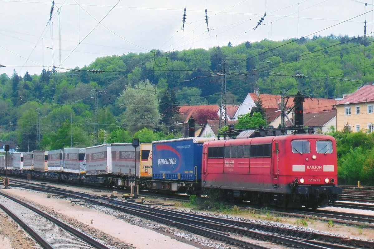 KLV mit 151 071 durchfahrt Treuchtlingen am 22 Mai 2009. 