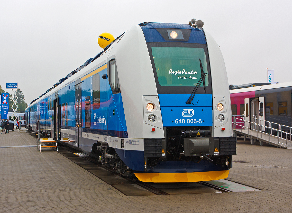 koda Vagonka prsentierte auf der Inno Trans 2014 in Berlin (hier 26.09.2014) den koda 7Ev „RegioPanter“, hier der dreiteilige elektrische Triebzug 640 005-5 / 641 005-4 fr die ČD - Česk drhy (Tschechische Bahnen).

Die einstckigen Elektrotriebzge RegioPanter stellt eine vllig neue Generation von modernen Niederflur-Fahrzeugen dar. Sie werden mit einem Stromsystem (3 kV DC) und mit zwei Stromsystemen (3 kV DC und  25 kV / 50 Hz AC), wie die hier gezeigte BR 640, angeboten. Sie sind z.Z. von der als ČD zwei- und dreiteilige Einheiten bestellt, laut Hersteller sind bis zu sechsteilige Kompositionen mglich. Bis zu vier Wagenzge sind kuppelbar.

Smtliche Wagen sind mit einem Triebdrehgestell mit zwei Asynchronmotoren und einem blichen Drehgestell ausgestattet. Im Vergleich zu den vorhanden Zwei-Wagen-Zgen verbraucht der Zug RegioPanter bis um eine Hlfte  weniger Strom, und zwar auch dank des Systems der Energierckgewinnung, die beim Bremsen entsteht. Die einstckige regionale Einheit ist als ein vllig durchgngiger Zug konzipiert, d.h. ohne Innenzwischenwnde und Tren.  Offen ist auch der bergang zwischen den Wagen. Die meiste elektrische Ausrstung befindet sich auf dem Dach, wodurch sich der Fahrgastraum erheblich erweiterte.
Die Drehstrom-Traktionsmotoren vom Typ koda ML 3942 K/4 besitzen eine Leistung von je 340 kW.

Technische Daten der BR 640/641 (dreiteilig):
Spurweite: 1.435 mm
Achsformel: Bo‘2‘+Bo‘2‘+2‘Bo‘
Breite: 2.820 mm
Hhe: 4.260 mm
Lnge ber Kupplung: 79.400 mm.
Stromsystem: 3 kV DC und  25 kV / 50 Hz AC),
Achsabstand: 4.700 mm
Leergewicht: 160 t
Leistung: 2.040 kW (6 x 340 kW)
Hchstgeschwindigkeit: 160 km/h 
May. Beschleunigung: 1,1 m/s
Kleinster befahrbarer Gleisbogen: 125 m
