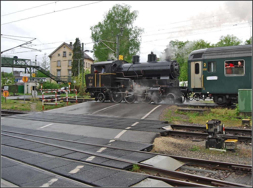 Kohle und Dampf gibt es zu verzollen, die Fahrg�ste fahren sowieso gleich wieder mit dem Dampfschiff Hohentwiel zur�ck nach Konstanz. Ec 3/5 der MThB beim Grenz�bertritt im Mai 2010. Fotostandort ist an der Stra�e.