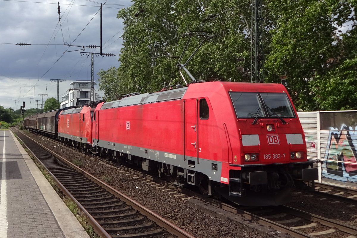 Kohlezug mit 185 383 durchfahrt am 8 Juni 2019 Köln Süd.