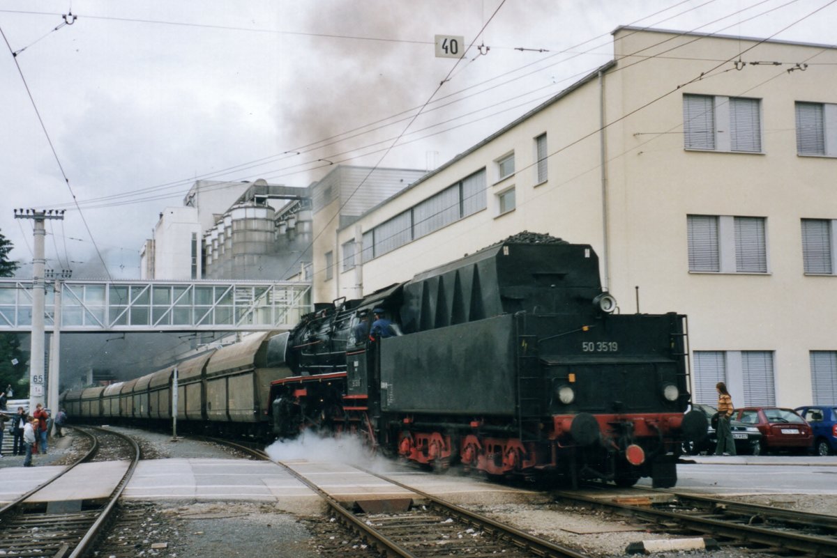 Kohlezug mit 50 3519 verlässt Salzburg-Itzling am 30 Mai 2004 während das 30.Jahresjubiläum der ÖGEG, die damals deren Hauptquartier noch nicht in Ampflwang hätten.