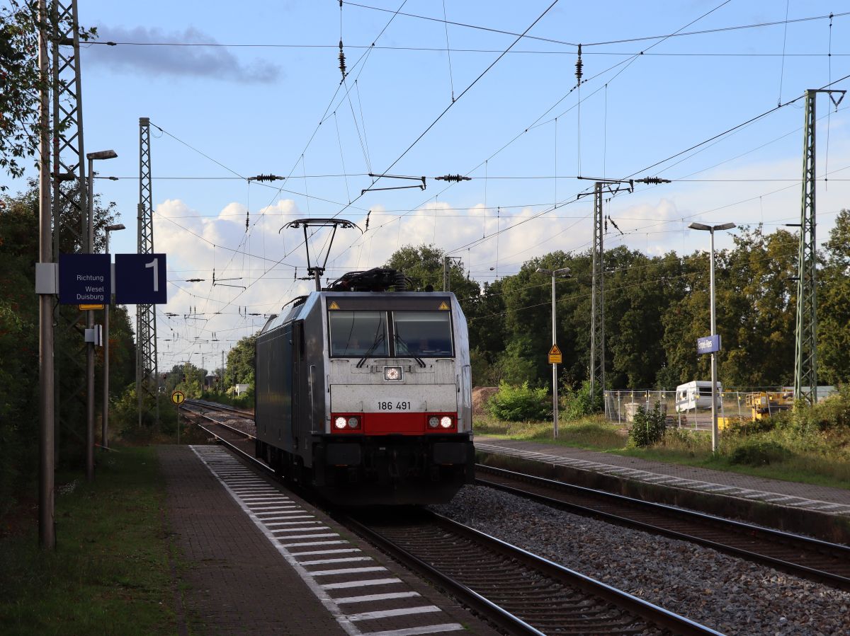KombiRail Europe Lokomotive 186 491-7 (91 80 6186 491-7 D-Rpool) Durchfahrt Gleis 1 Bahnhof Empel-Rees 16-09-2022.

KombiRail Europe locomotief 186 491-7 (91 80 6186 491-7 D-Rpool) doorkomst spoor 1 station Empel-Rees 16-09-2022.